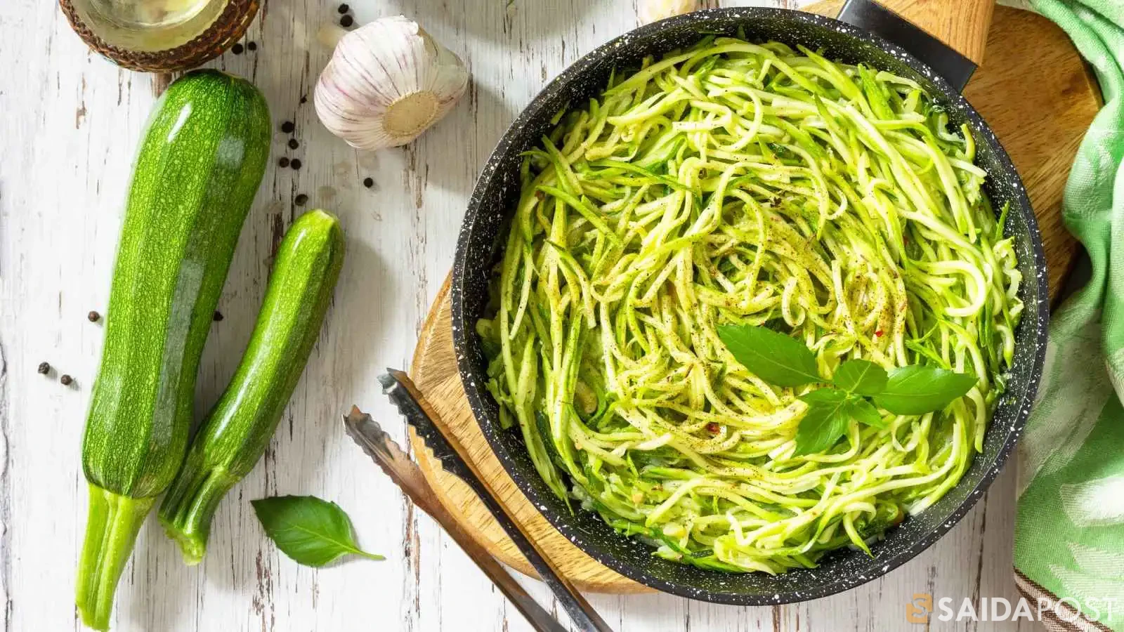 نودلز الكوسا الصحية لوجبة نباتية خفيفة